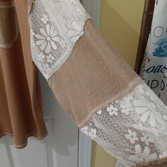 POL Tan and Cream Lace Sleeve Top - Picture 4 of 5